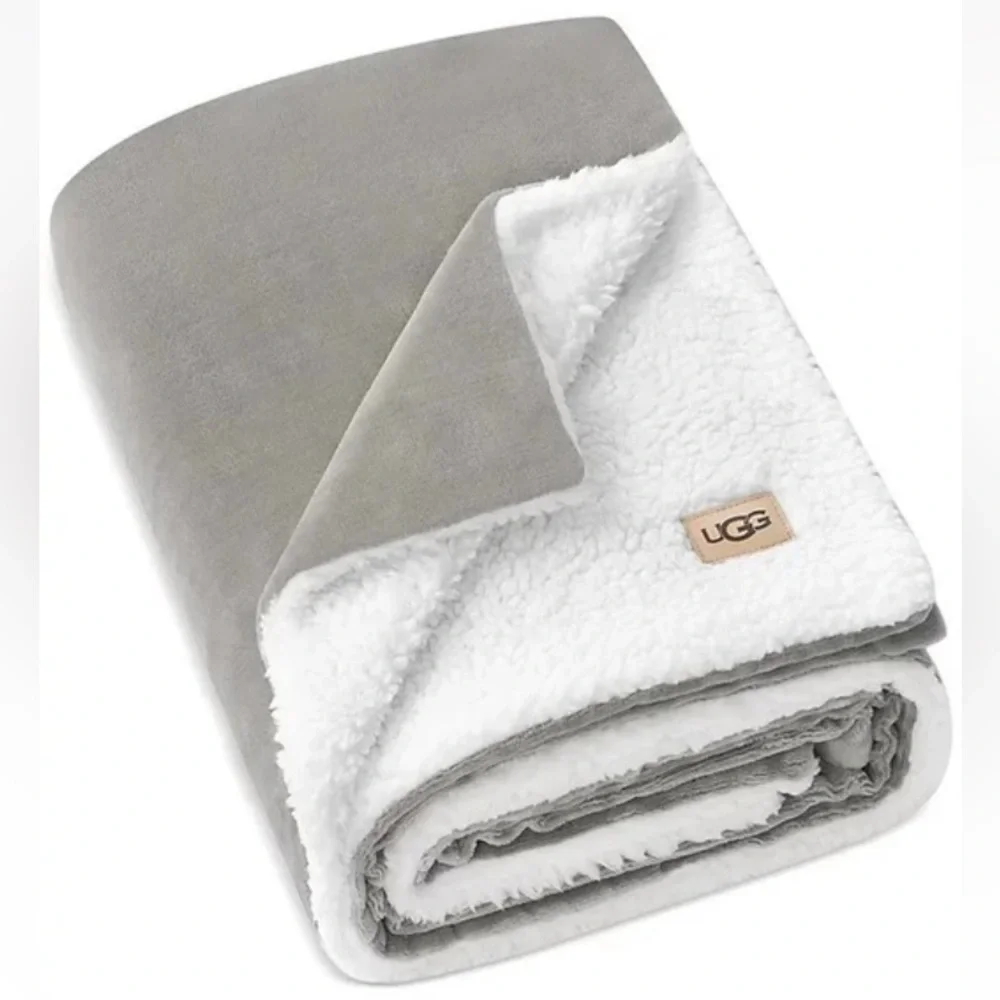 UGG Avery Reversible Throw 50” x 70” Seal Gray NEW!